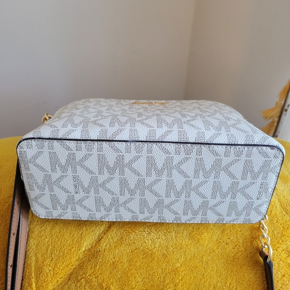 Michael Kors Cindy Dome Large crossbody - Picture 4 of 7